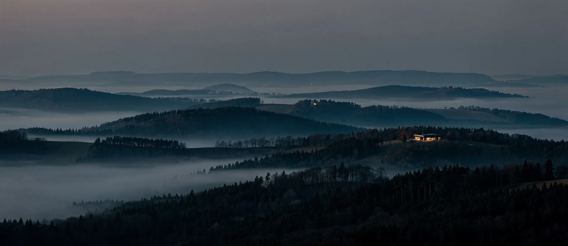 Beskidy o świcie — grzbiety gór we mgle